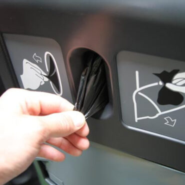 Self contained bag dispenser